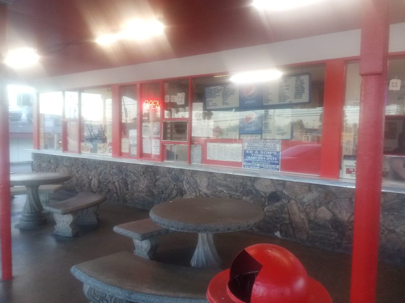Lou's Burgers exterior